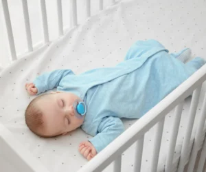 bébé, jeune enfant endormi paisiblement sur la région lyonnaise et le nord Isère sur les communes de Corbas, Chaponnay, Saint-Priest, Saint-Laurent-de-Mûre, Saint-Bonnet-de-Mûre. Consulte si tu es inquiéte