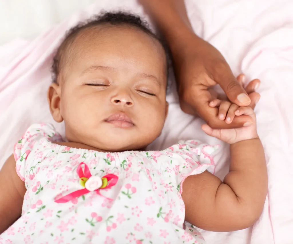 bébé qui dort paisiblement Spécificités du sommeil de bébé